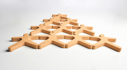 Human figure pyramid representing scalable organization, defined roles and coordinated effort aligned to a common objective.
