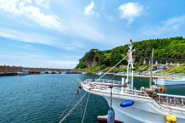 【青森県深浦町】日本海に面した漁港の風景