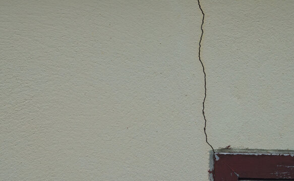 Close up of cracked walls in home