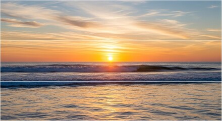Obraz premium Golden Hour Serenity - Ocean Waves at Sunset.