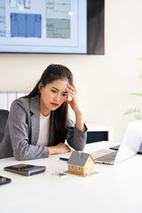 Obraz premium Asian investor businesswoman or rael estate agent getting stressed about real estate finance.