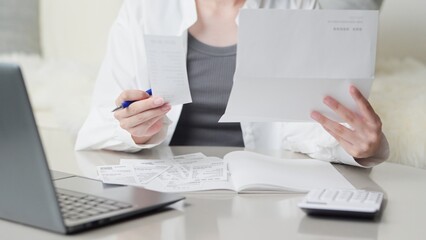 買い物の明細を確認するアジア人女性