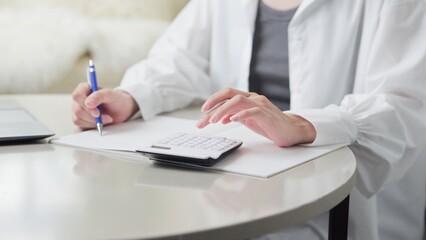 経理の計算をするフリーランスの女性