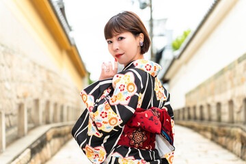 源聖寺坂に立つ日本女性