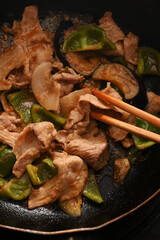 調理中のナスとピーマンと豚肉の味噌炒め