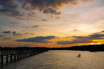 Obraz premium Sunset sky clouds in the Evening with Golden orange sunlight in golden hour, Dusk sky background