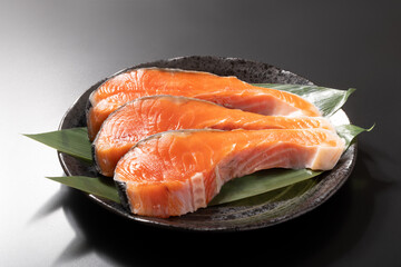 ［チリ産　養殖］銀鮭　切り身