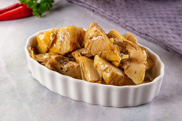 Marinated organic artichole with oil