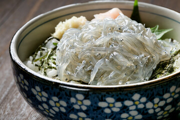 生しらす丼