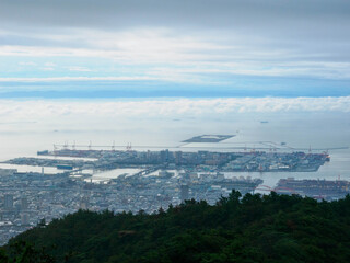 雲海に覆われた六甲の山並みと神戸市街地