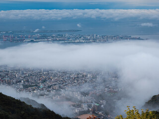 雲海に覆われた六甲の山並みと神戸市街地