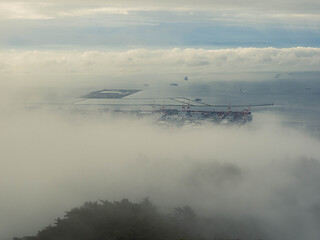 雲海に覆われた六甲の山並みと神戸市街地