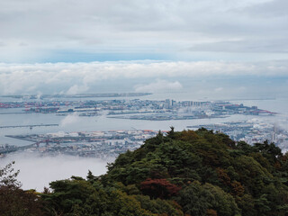 雲海に覆われた六甲の山並みと神戸市街地
