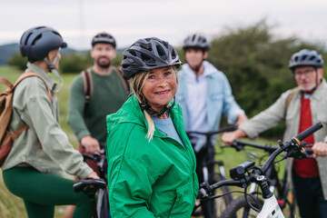 Naklejka premium Family biking adventure in nature. Cycling trip during autumn day.