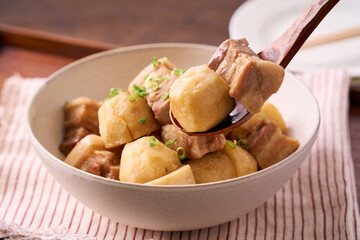 里芋と豚バラ肉の煮物｜家庭の和食主菜