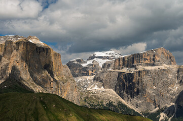 Fototapeta premium Sella mountain range and Sasso Pordoi images from Col Rodella with a cloudy sky in the background, Dolomites, Italy