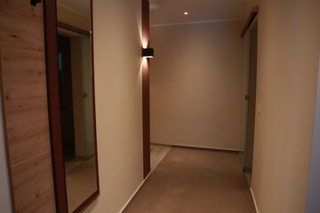 gemütlich belichteter Flur in Creme-Farben