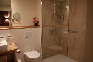 modernes Bad mit ebener Dusche und schönem Dekor