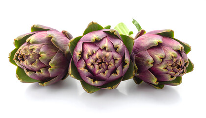 Obraz premium Fresh Globe Artichokes with Purple Leaves Isolated 