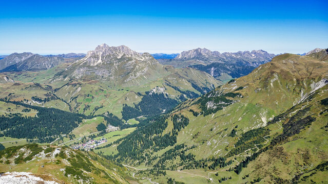 Auf dem Lechtaler H&ouml;henweg am R&uuml;fikopf mit Blick auf die Allg&auml;uer Bergkette
