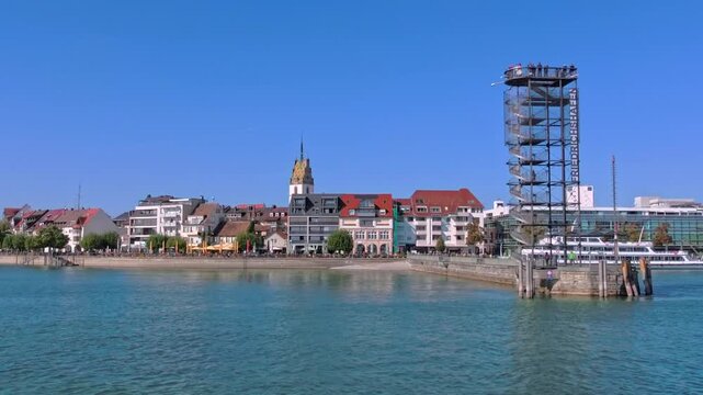 Ausflugsboot erreicht den Hafen von Friedrichshafen am Bodensee, Baden-W&uuml;rttemberg, Deutschland, Europa