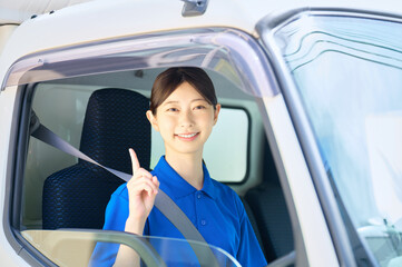 指差しする女性ドライバー　配送センター