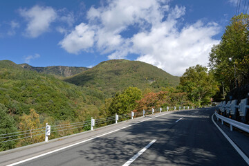 万座ハイウェーから初秋の「草津白根山」方面の山並みを仰ぎ見る