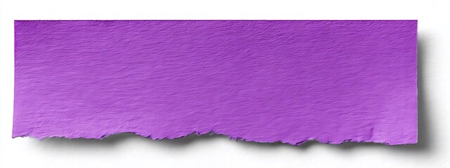 Foglio di carta viola, con texture ruvida, strappato nella parte inferiore su sfondo bianco.