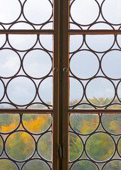 Ausblick aus alten Butzenglasfenster einer mittelalterlichen Burg, Hochformat
