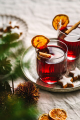 Zwei Gläser Glühwein mit Zimtsternen auf einem Tablett. Weihnachten, Heißgetränk, Alkohol.