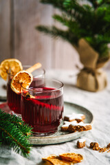 Stillleben von zwei Gläser Glühwein mit Orange und Zimtstange auf einem Serviertablett. Modern, Weihnachten, Heißgetränk.