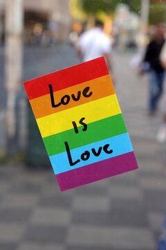 love is love aufkleber in regenbogenfarben