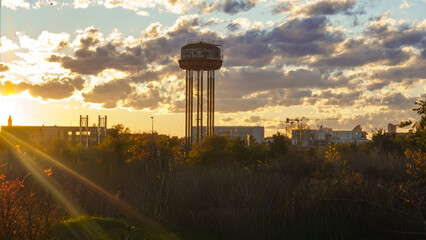 costruzione industriale e cielo al tramonto