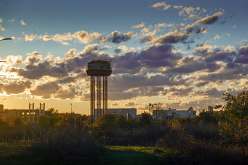 costruzione industriale e cielo al tramonto