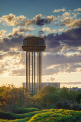 costruzione industriale e cielo al tramonto
