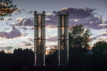 costruzione industriale e cielo al tramonto