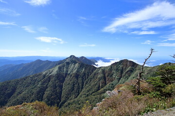 石鎚山　弥山からニノ森への稜線を眺める　（愛媛県　日本百名山）