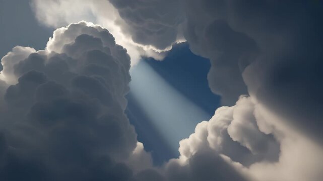 Sonnenstrahlen brechen durch dramatische Wolken &ndash; Himmel Naturstimmung
