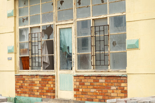 Ancienne devanture de magasin aux vitres bris&eacute;es
