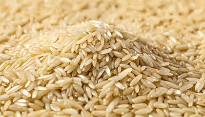 Obraz premium This close-up photograph features a pile of uncooked brown rice, showcasing its natural texture and earthy tones. The grains are meticulously arranged, highlighting their elongated shapes and subtle s