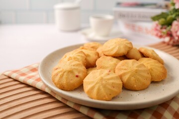 Cookies butter flavouredin a white ceramic plate