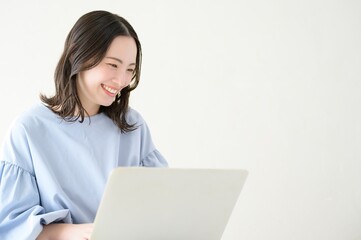 パソコンを操作する日本人女性