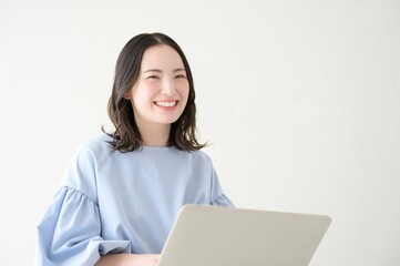 パソコンを操作する日本人女性