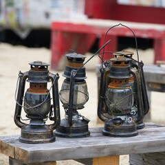 海辺のキャンプ場に置かれたランタン