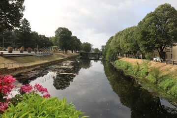 Fototapeta premium Rivière la Vendée dans la ville, ville de Fontenay le Comte, département de la Vendée, France