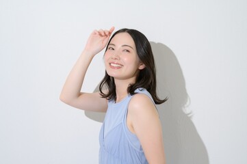 Naklejka premium 日差しを浴びる日本人女性のビューティイメージ
