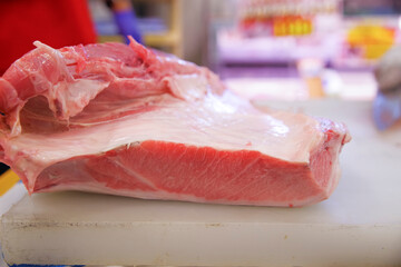 新鮮なマグロを丁寧に捌く職人