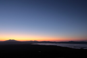 夜明けの空には明るい星が輝き、地表付近は雲海で覆われていた秋の屈斜路湖