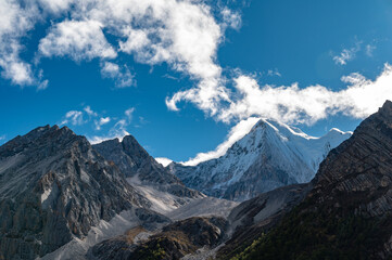 The snowy mountain scenery of the Qinghai-Tibet Plateau