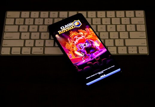 Clash Royale - Jogo de estrat&eacute;gia em tempo real para celular, desenvolvido e publicado pela Supercell, que combina elementos de jogos de cartas colecion&aacute;veis, defesa de torre e arena de batalha online